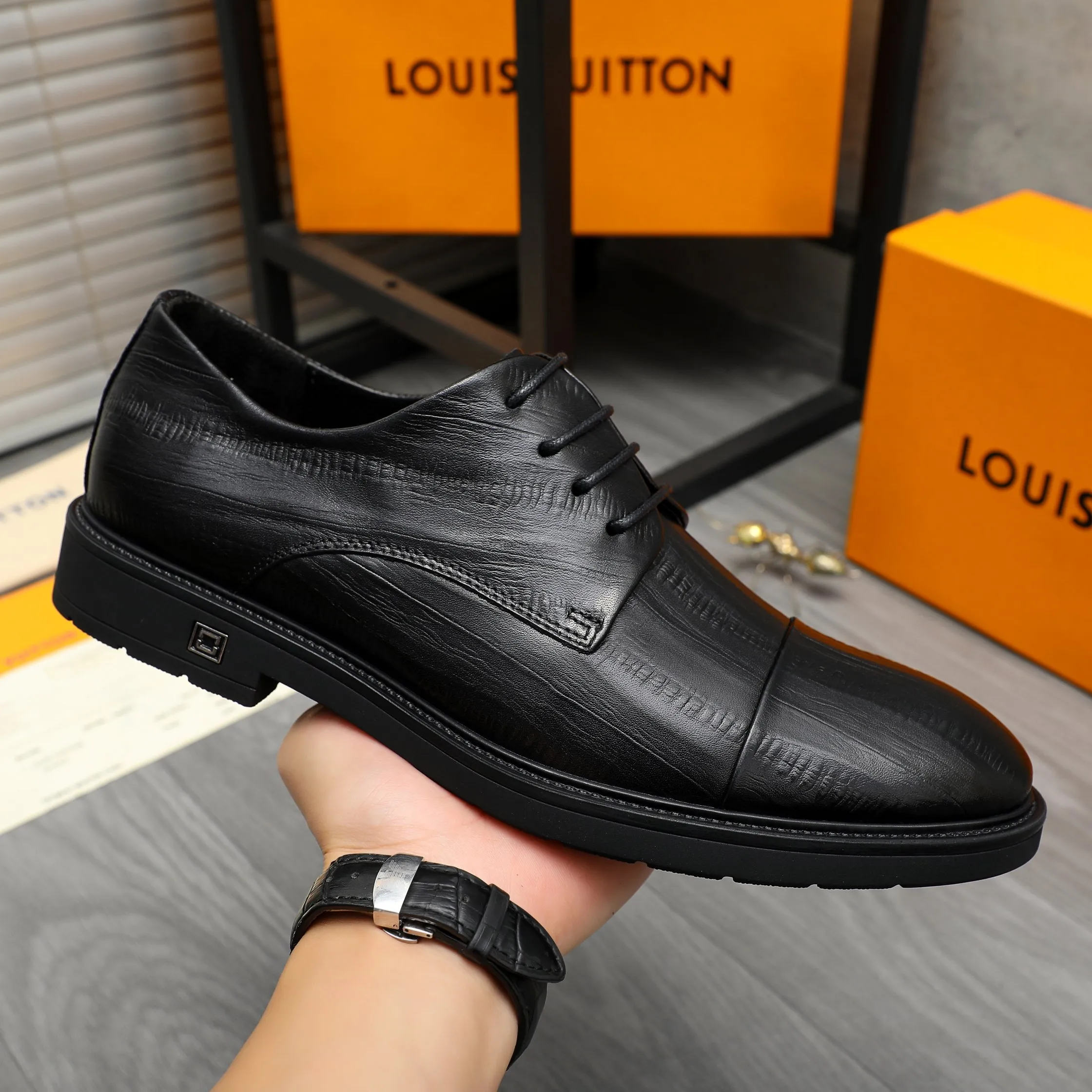 Men's shoes 💰p442 Product trademark: LV (Louis Vuitton) business lace-up leather shoes Regular size: 38-46 (45.46 custom-made, non-refundable) Product materials: Selected high-quality vertical grain cowhide upper, cowhide lining, rubber outsole